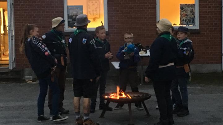 Så varmes der fingre hos Magleby Spejderne